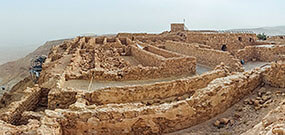 Felsen in der Wüste und die Festung Masada - eine legendäre Route